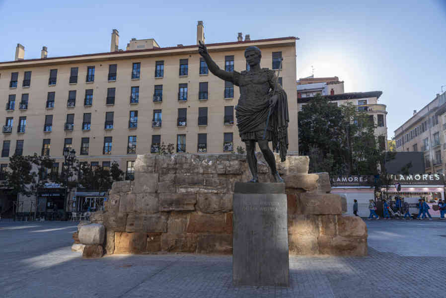 Zaragoza 076 - monumento a César Augusto.jpg
